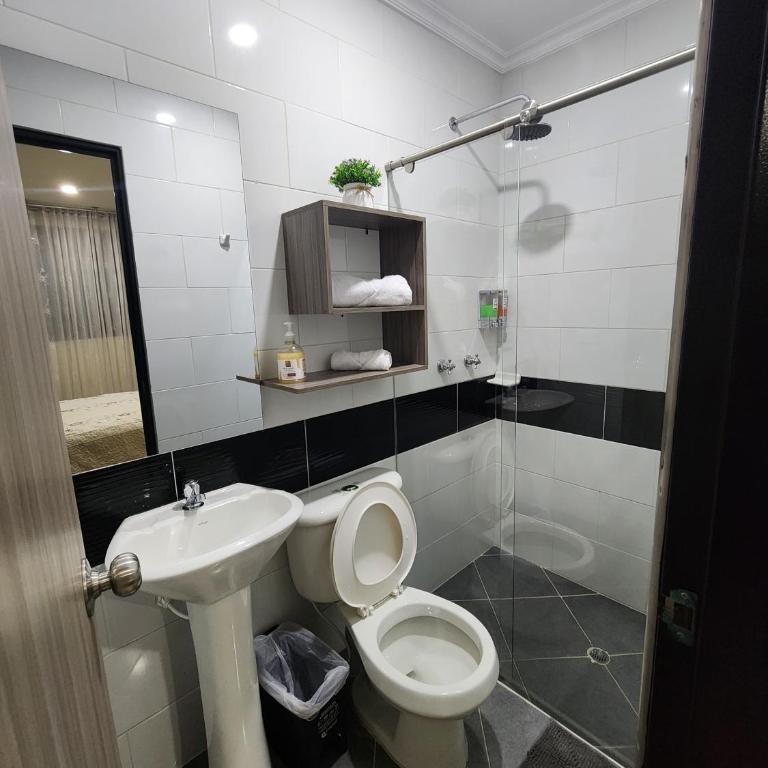 HOTEL CASA MARED Corferias-Embajada Americana - Habitación Doble con baño privado - 5