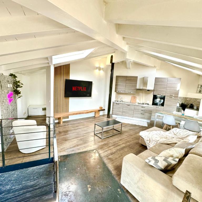 BRIDGE Apt Brescia - Netflix - wifi - Appartamento con 2 Camere da Letto - 2