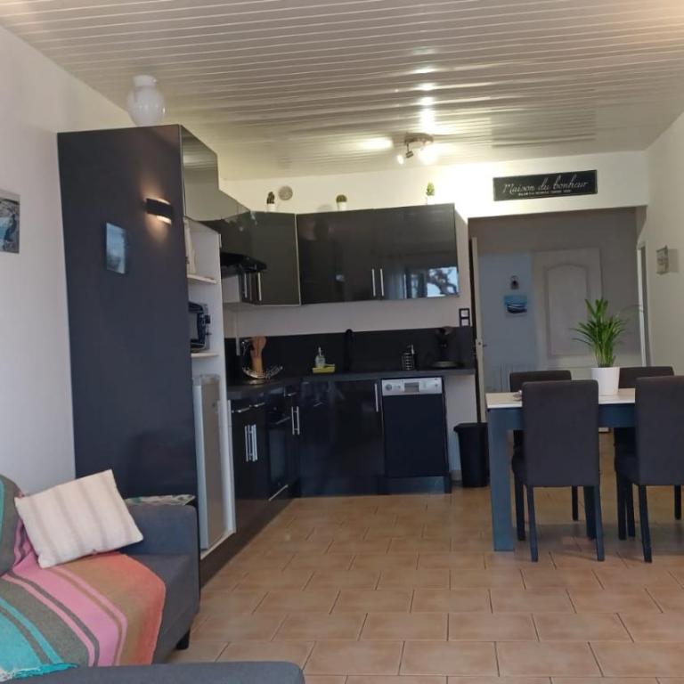 Appartement spacieux de plein pied avec 2 chambres, cuisine, salon, terrasse à 2 minutes de la plage - Appartement 2 Chambres - 4