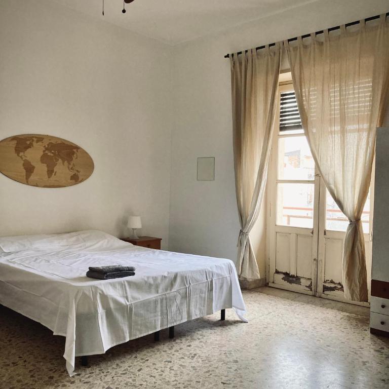 Shared apartment in Catania center. - Single Room with Balcony - 2