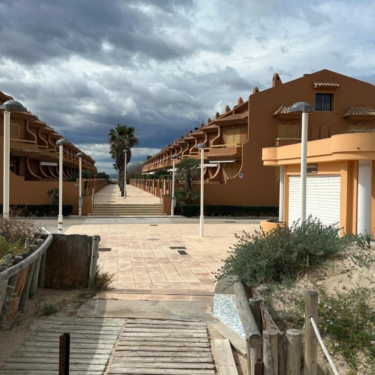 Chalet adosado en la playa de El Perellonet con piscina, pista tenis - Four-Bedroom House - 4