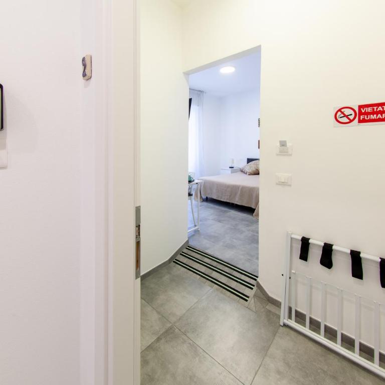 La Spezia Holidays 123 - Double Room with Private Bathroom - 10