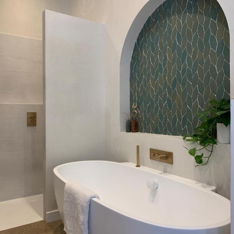 Home Chic Home - Les Suites de La Comédie - Deluxe Suite with Bath - 2