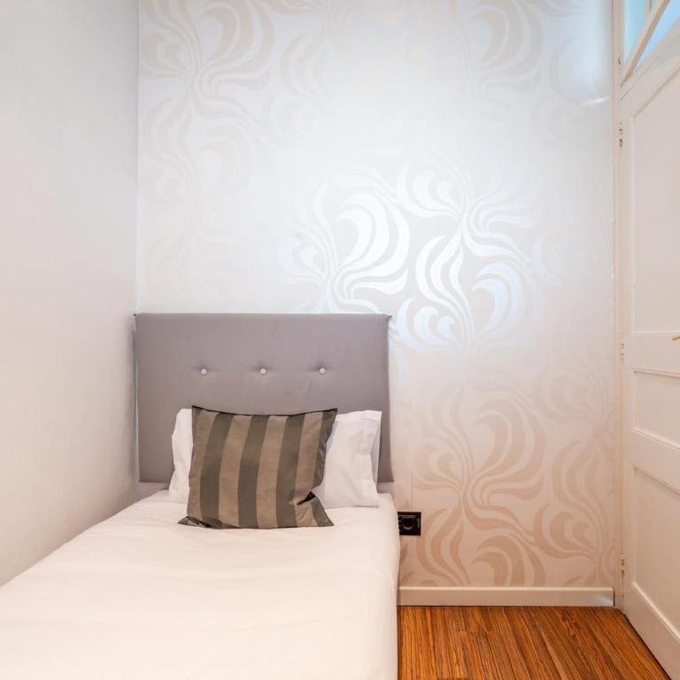 The Collection Barcelona - Comfortable and huge 4BD - 2BTH Rambla Catalunya - Apartment - 20