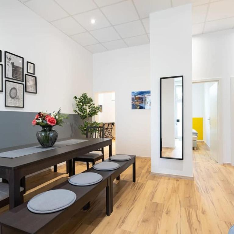 Big Central Apartment near Rotkreuzplatz with 3 BR for 12 PAX - Apartment - 1