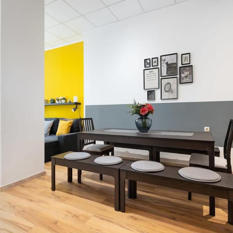 Big Central Apartment near Rotkreuzplatz with 3 BR for 12 PAX - Apartment - 3