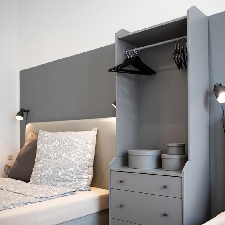 Big Central Apartment near Rotkreuzplatz with 3 BR for 12 PAX - Apartment - 12