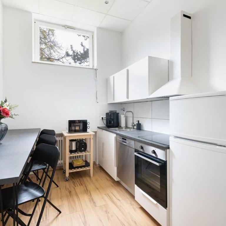 Big Central Apartment near Rotkreuzplatz with 3 BR for 12 PAX - Apartment - 18