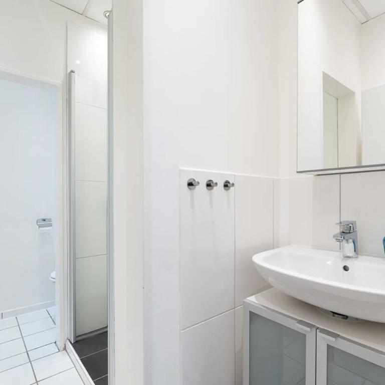 Big Central Apartment near Rotkreuzplatz with 3 BR for 12 PAX - Apartment - 22