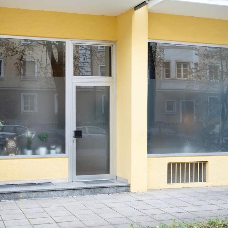 Big Central Apartment near Rotkreuzplatz with 3 BR for 12 PAX - Apartment - 24