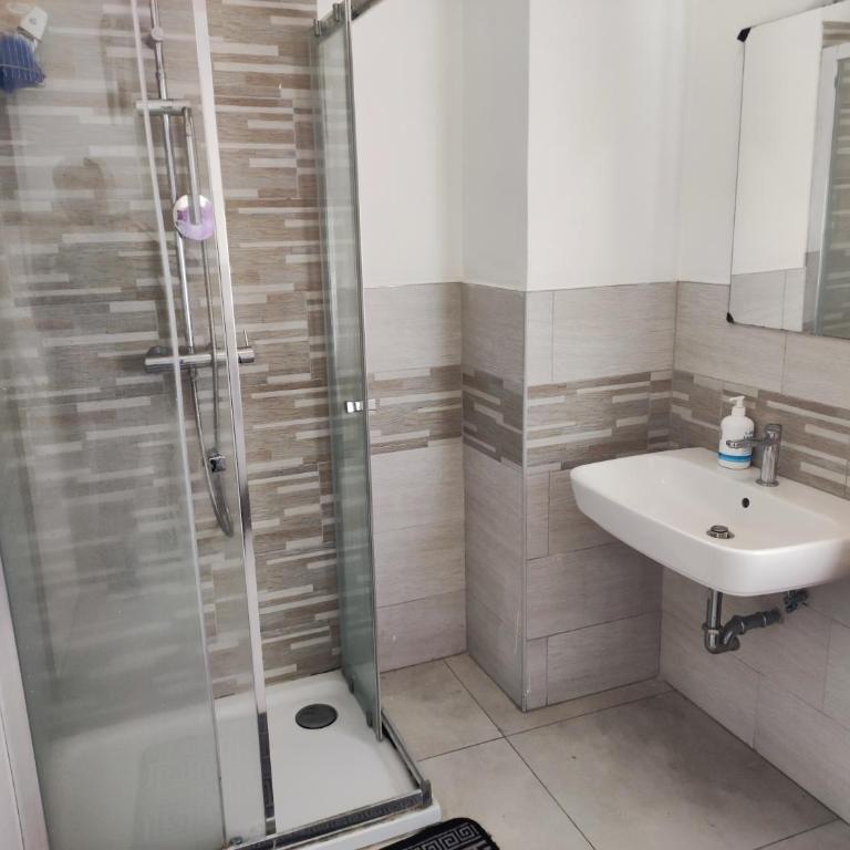 BB Stay Station - Camera Matrimoniale con Bagno in Comune - 2