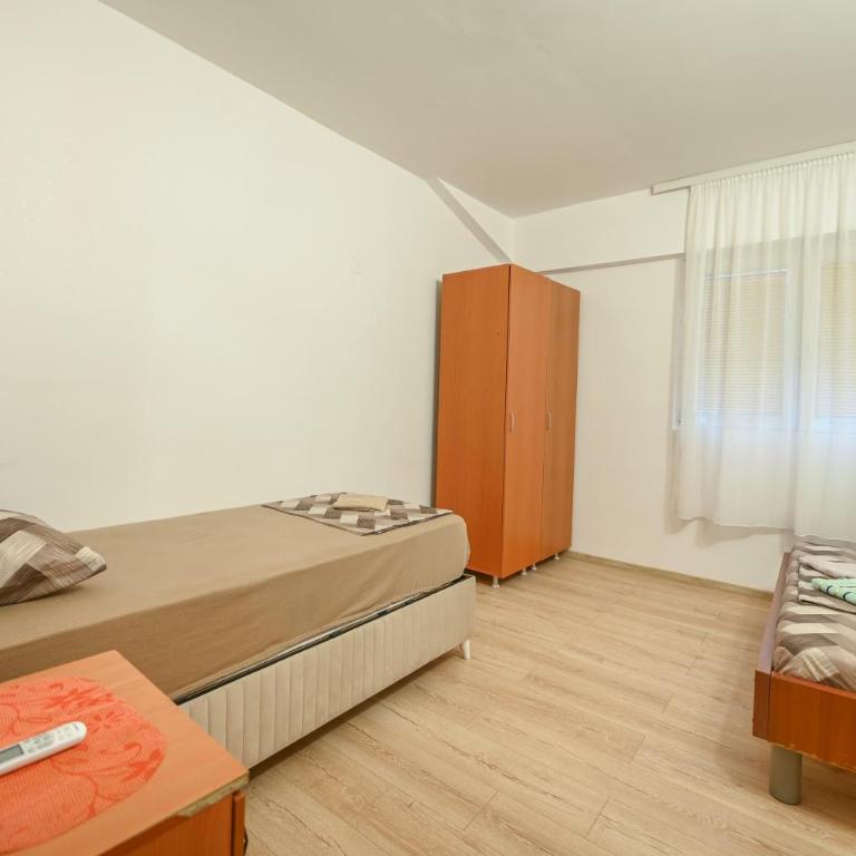 Hostel Izvor - Economy Triple Room - 24
