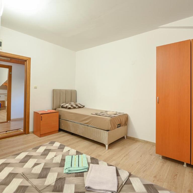 Hostel Izvor - Economy Triple Room - 20