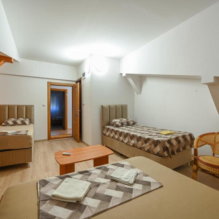 Hostel Izvor - Economy Triple Room - 2