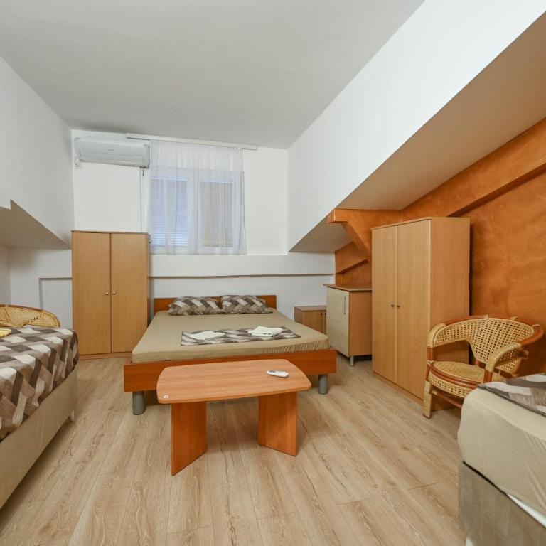 Hostel Izvor - Economy Triple Room - 26