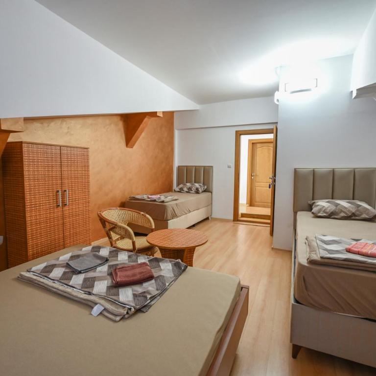 Hostel Izvor - Economy Triple Room - 1
