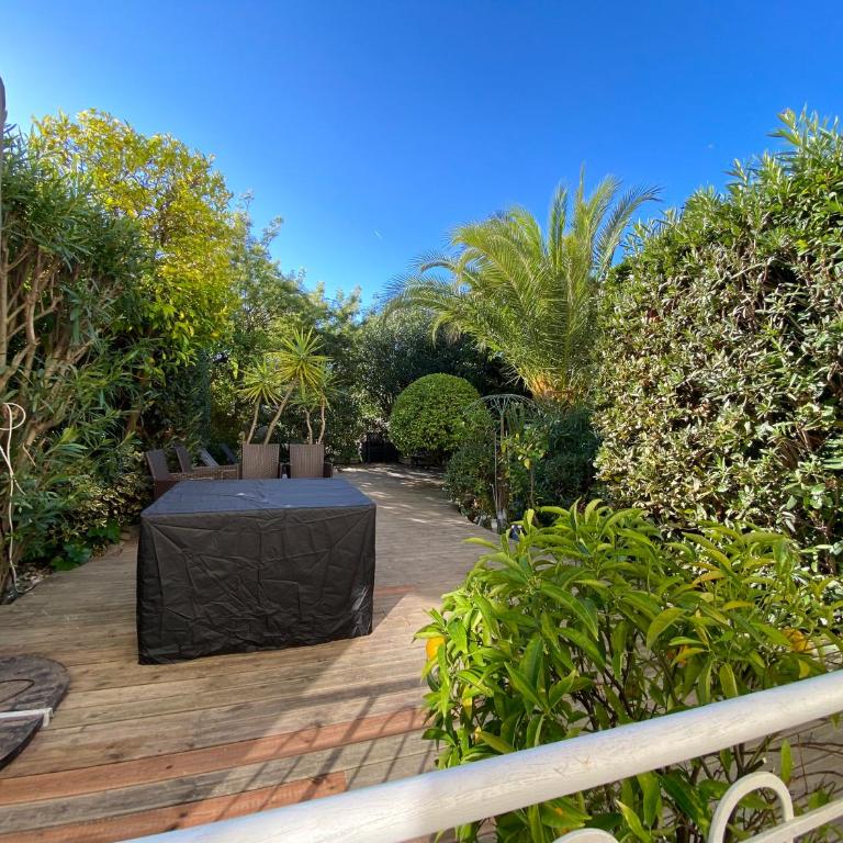 Stylish Cannes Apartment,only 60m to Sandy Beach, Privat 80m2 Garden, Central Location - Appartement - Vue sur Jardin - 13