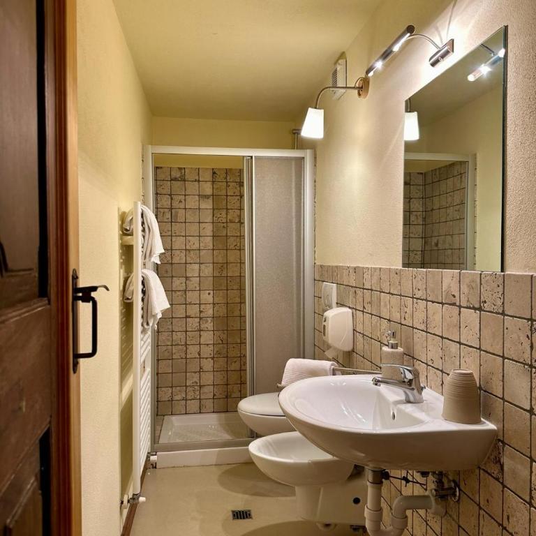 Maison Rosset agriturismo, CAMERE, appartamenti e spa in Valle d'Aosta - Camera Familiare con Bagno Privato - 1