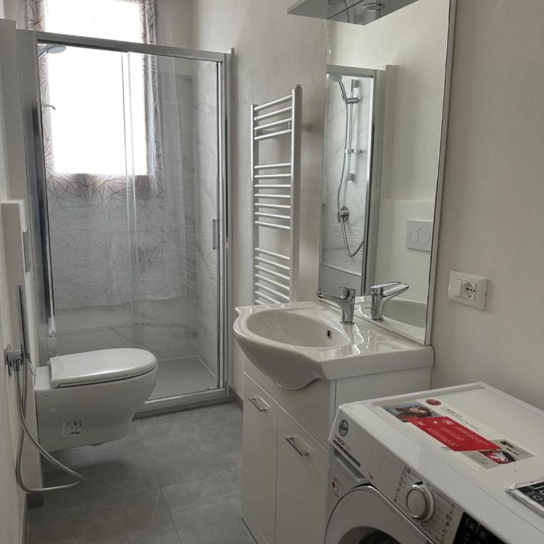 JF Yellow Room - ideal location away from the crowds and close to the tramline stop - only female guests or couples - Camera Matrimoniale - 4