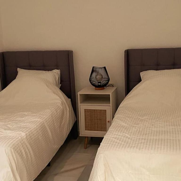 Beach (3mins walk) Apartment. Newly Renovated. - Apartment - 22