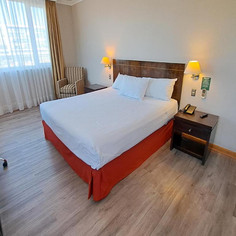 Hotel Diego de Almagro Lomas Verdes - Habitación con cama extragrande. - 3