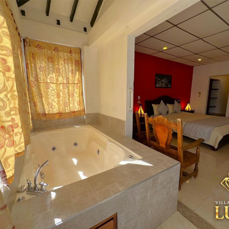 HOTEL LEYVA LUXE - Habitación con cama extragrande y bañera de hidromasaje - 9