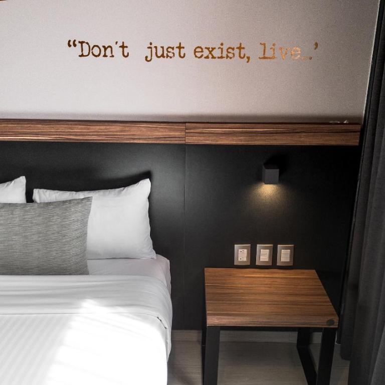 Bedford Hotel - Deluxe King Room - 7
