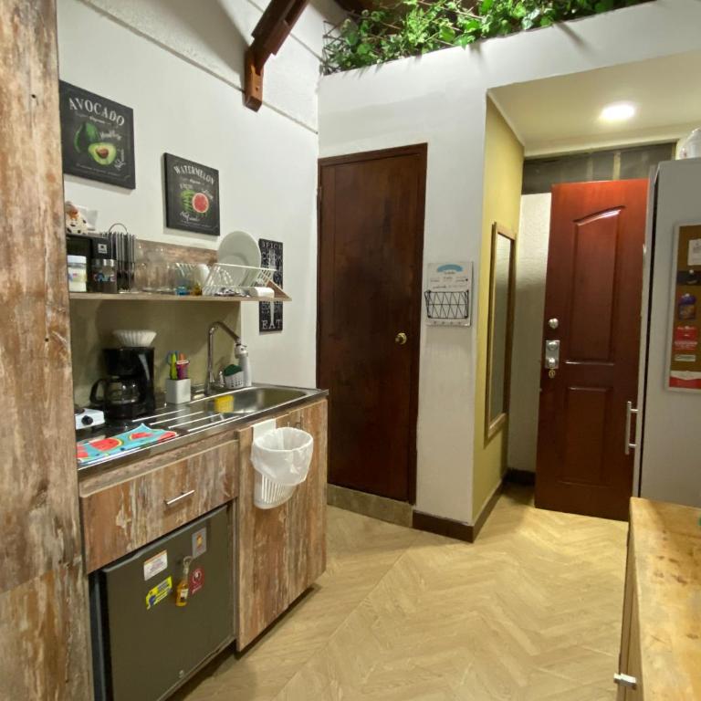 Apartaestudio lindo cómodo, cercano a todo, con portería y parqueadero cubierto gratis!! - Apartamento de 1 dormitorio - 15