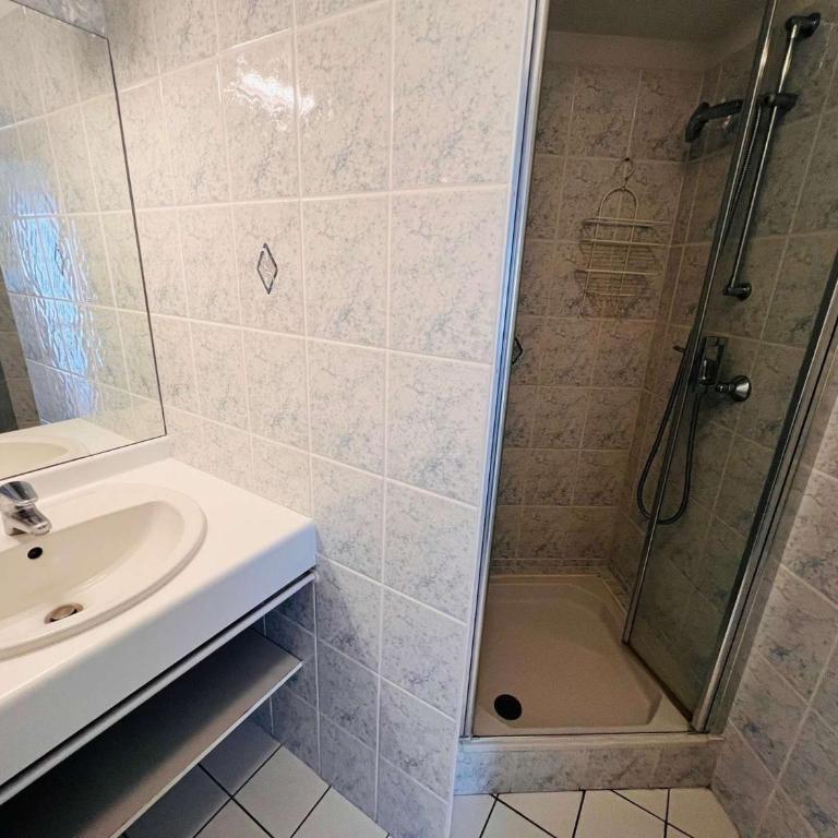 Quiberon : 2 pièces avec balcon, animaux acceptés, parking étroit - FR-1-478-112 - Apartment (4 Adults) - 9