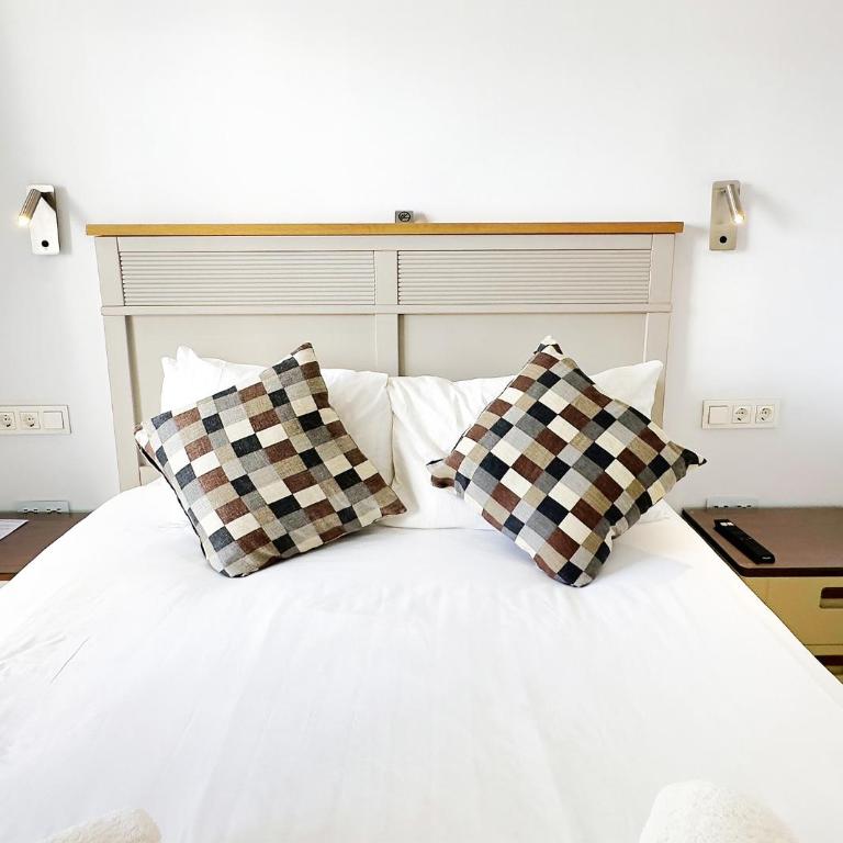 Skol 322 - Completely Renovated Beach Front Apartment Marbella - Two-Bedroom Apartment - 11