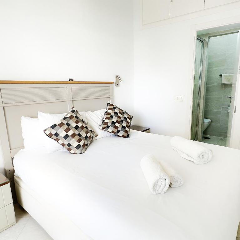 Skol 322 - Completely Renovated Beach Front Apartment Marbella - Two-Bedroom Apartment - 4