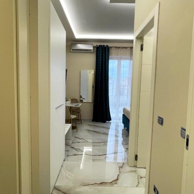 Napoli Central Suites - Camera Matrimoniale Deluxe con Balcone - 10