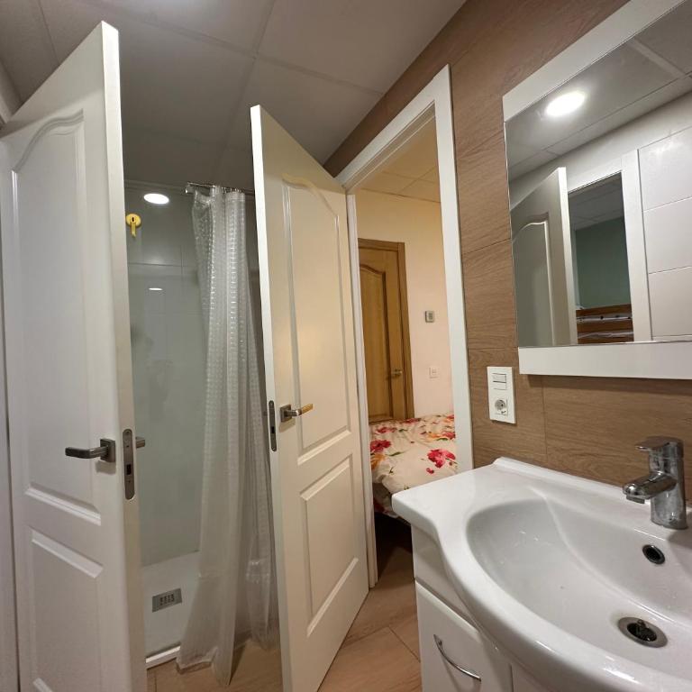 Mirador 2 del Mercado Central - habitacion con baño privado en el centro de la Ciudad Vella - Mixed Dormitory Room - 24