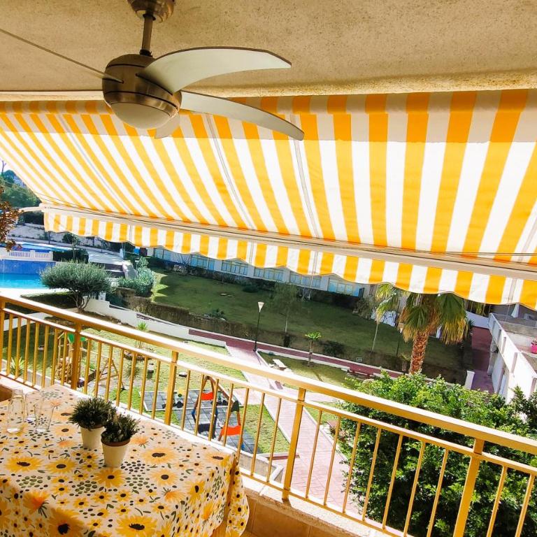 Luminoso apartamento en SALOU con PISCINA, TERRAZA y PARQUE INFANTIL IDEAL FAMILIAS - Apartamento con vistas a la piscina - 4