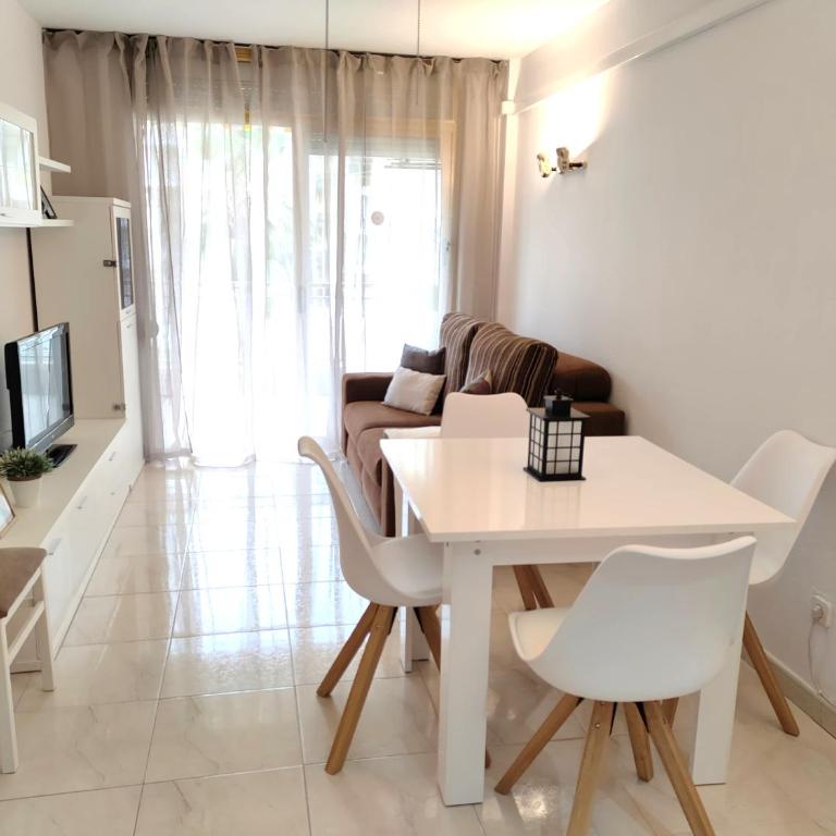 Luminoso apartamento en SALOU con PISCINA, TERRAZA y PARQUE INFANTIL IDEAL FAMILIAS - Apartamento con vistas a la piscina - 2