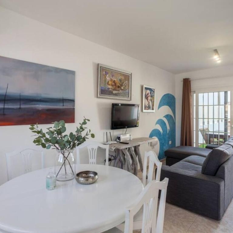Corralejo Beach Villa Agua with Private Pool, BBQ & 30 seconds to the Beach by Amazzzing Travel - Villa - 19
