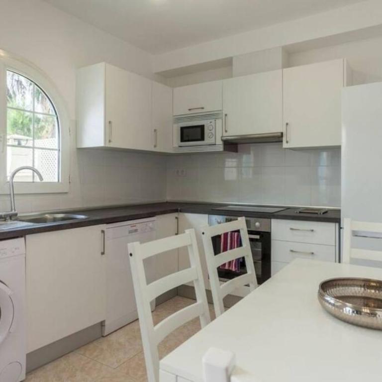 Corralejo Beach Villa Agua with Private Pool, BBQ & 30 seconds to the Beach by Amazzzing Travel - Villa - 9