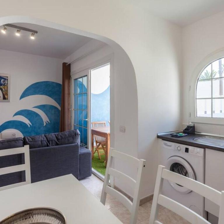 Corralejo Beach Villa Agua with Private Pool, BBQ & 30 seconds to the Beach by Amazzzing Travel - Villa - 10