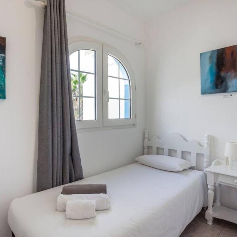 Corralejo Beach Villa Agua with Private Pool, BBQ & 30 seconds to the Beach by Amazzzing Travel - Villa - 17