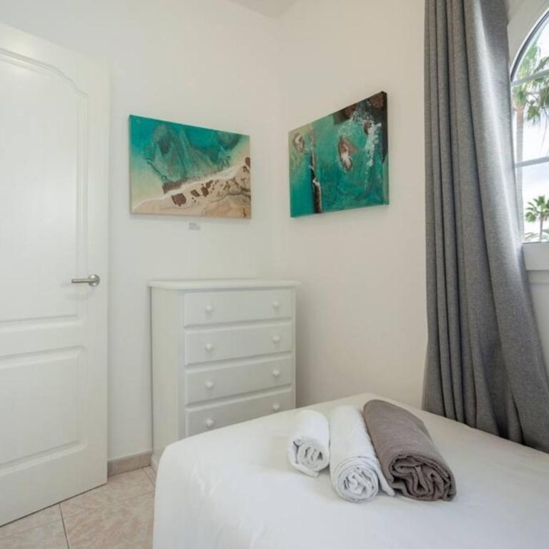 Corralejo Beach Villa Agua with Private Pool, BBQ & 30 seconds to the Beach by Amazzzing Travel - Villa - 18
