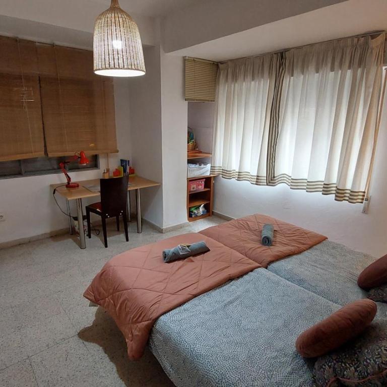 Céntrico piso con aparcamiento gratuito - Apartment - 99