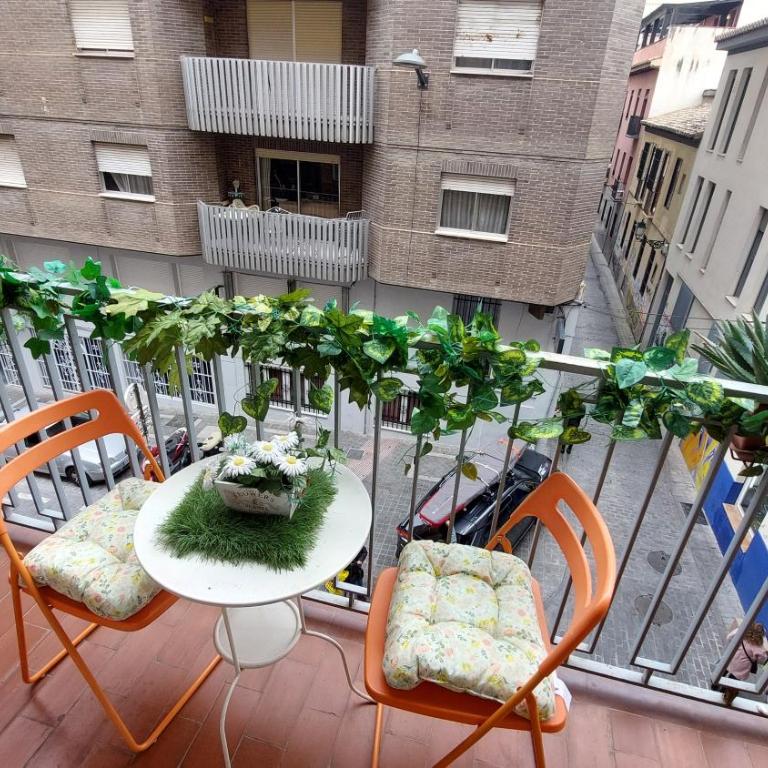 Céntrico piso con aparcamiento gratuito - Apartment - 96