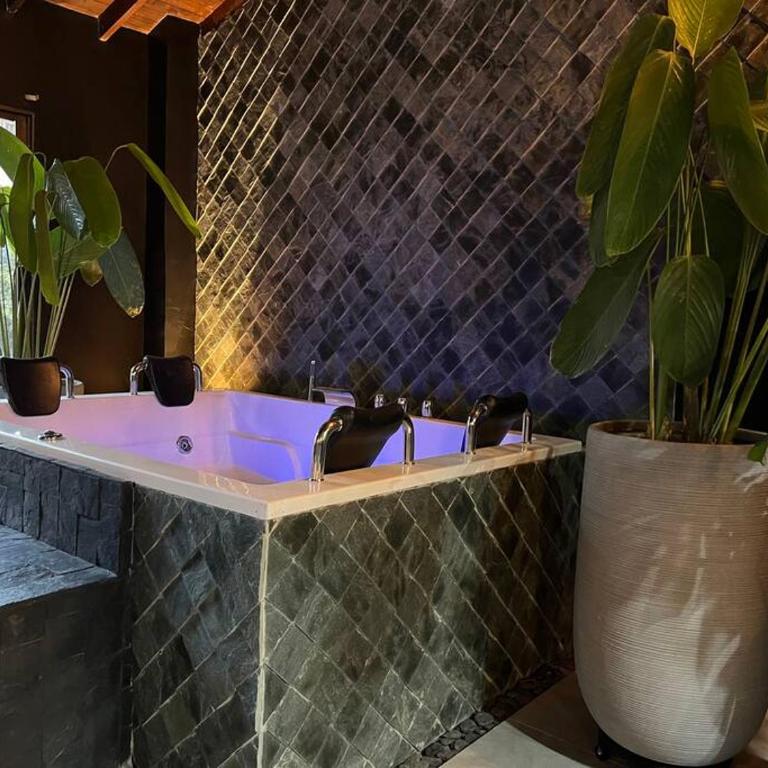 POBLADO PARK MANILA - Three-Bedroom Apartment - 17