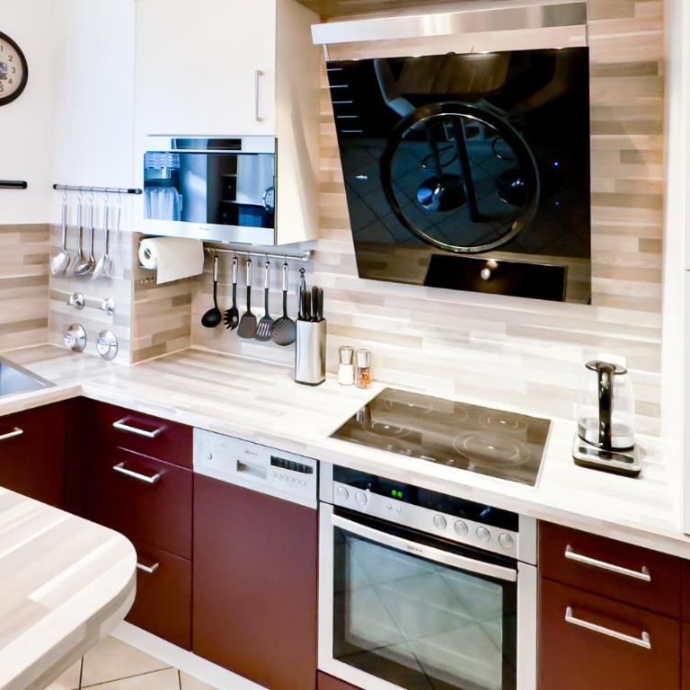 Moderne 3-Zimmer-Wohnung im Zentrum- Tiefgarage inklusive, Smart-TV, Shopping & Sightseeing ums Eck - Two-Bedroom Apartment - 16