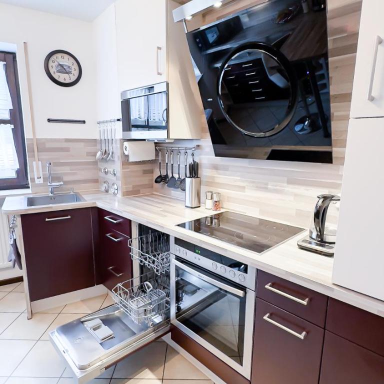 Moderne 3-Zimmer-Wohnung im Zentrum- Tiefgarage inklusive, Smart-TV, Shopping & Sightseeing ums Eck - Two-Bedroom Apartment - 17