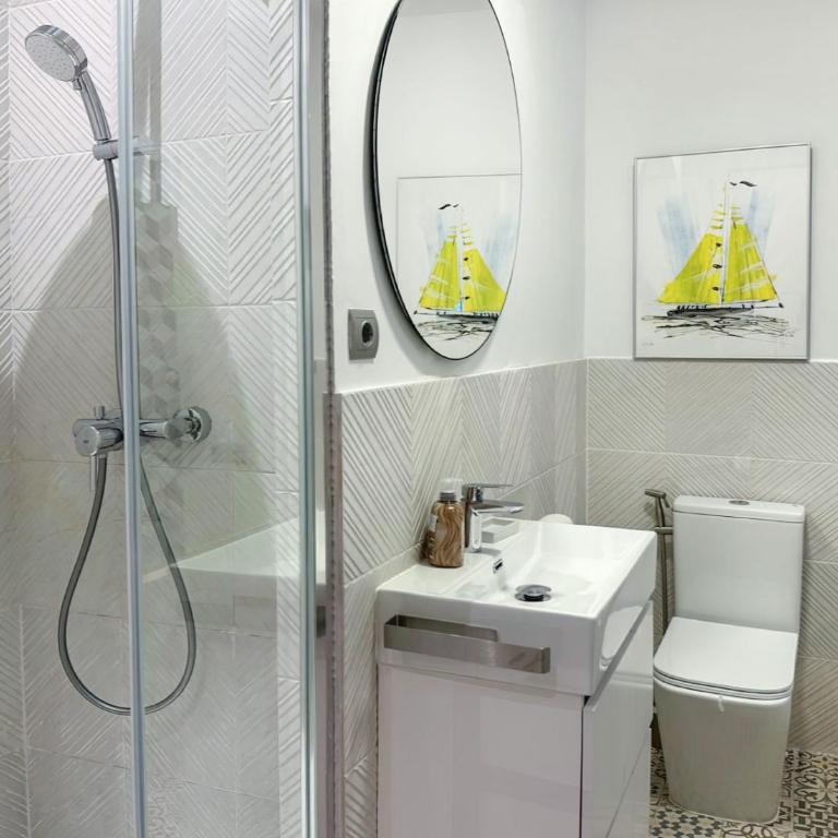 Colom Apartment 3BR with Balcony & Port Vell Views - Three-Bedroom Apartment - 11