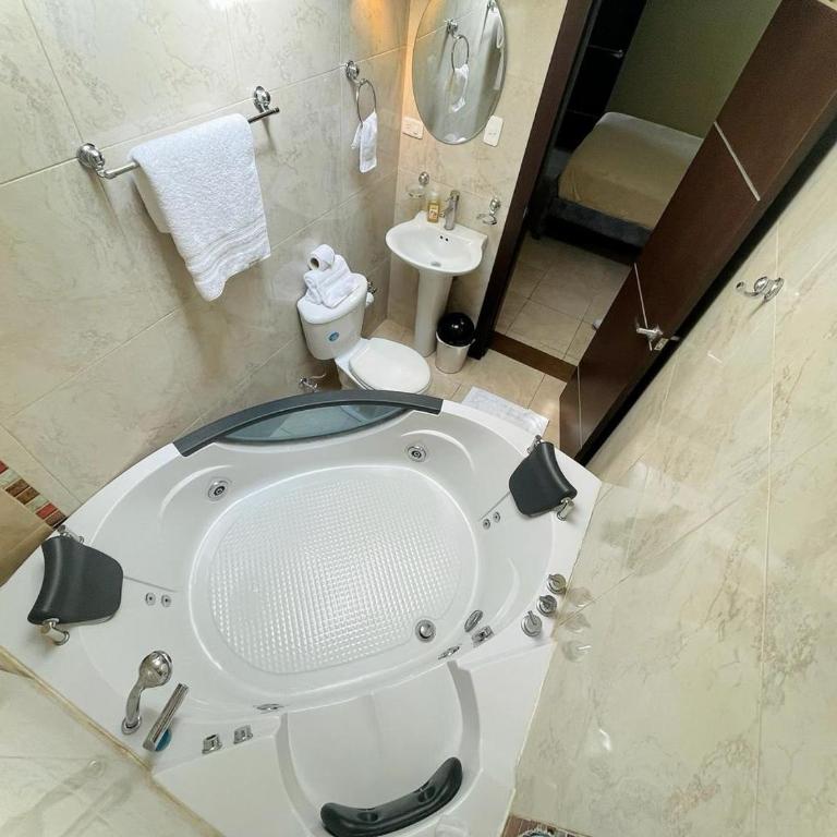 Departamento con jacuzzi, balcón, lavadora y garage - Apartamento de 2 dormitorios - 5