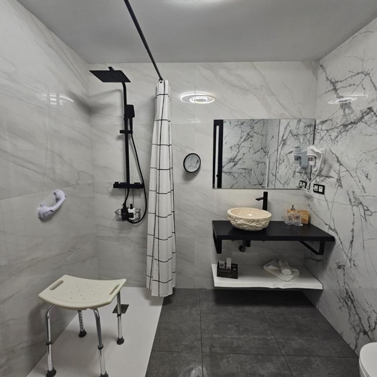 HOSTAL LUXURY NIT I DIA - Habitación Doble adaptada para personas con movilidad reducida - 5