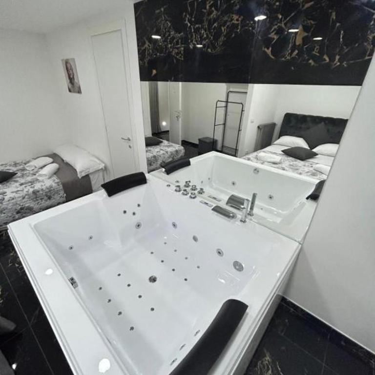 Valentino luxury suites - Camera Quadrupla con Vasca - 19