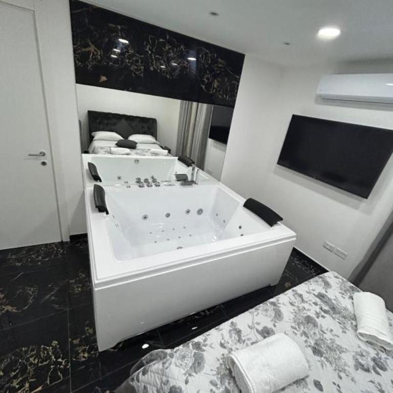 Valentino luxury suites - Camera Quadrupla con Vasca - 21